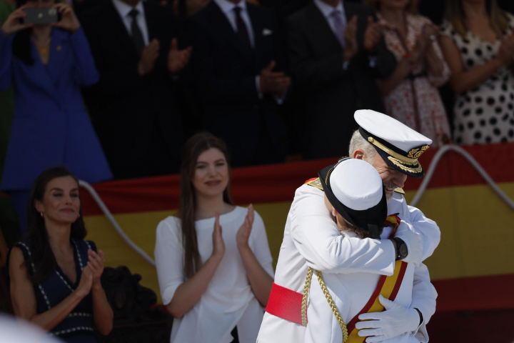 El rey abraza fuertemente a su hija, la princesa de Asturias, tras imponerle la Gran Cruz al Mérito Naval.