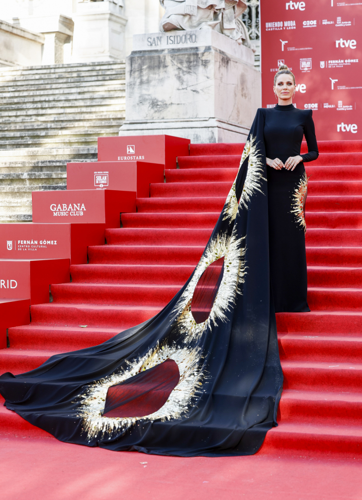 alt="alt="La actriz Vanesa Romero con un imponente diseño exclusivo de Rubén Hernández Costura.""