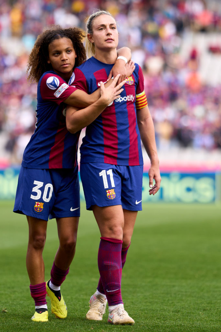 Vicky López y Alexia Putellas se abrazan en un partido del F.C. Barcelona.