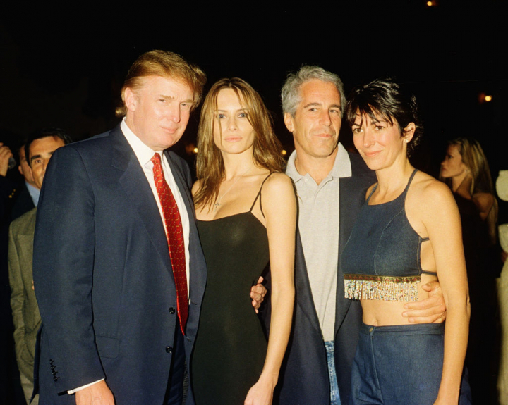 De izquierda a derecha, Donald Trump y su futura esposa, Melania Knauss, el empresario Jeffrey Epstein y su pareja Ghislaine Maxwell, en Mar-a-Lago.