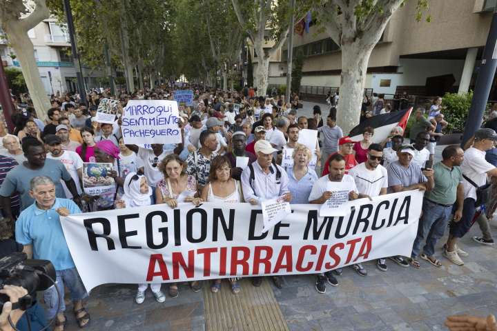 Cabeza de la manifestación contra el racismo convocada en Murcia tras los altercados de racistas den Torre Pacheco.