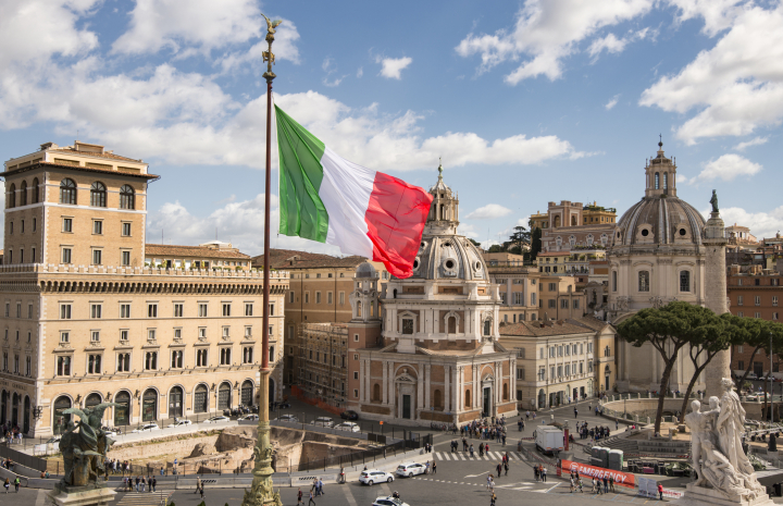 alt="alt="Una bandera de Italia ondeando en Roma, en una imagen de archivo""