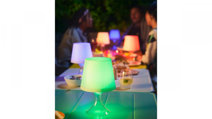 Lámpara sobre fondo blanco.