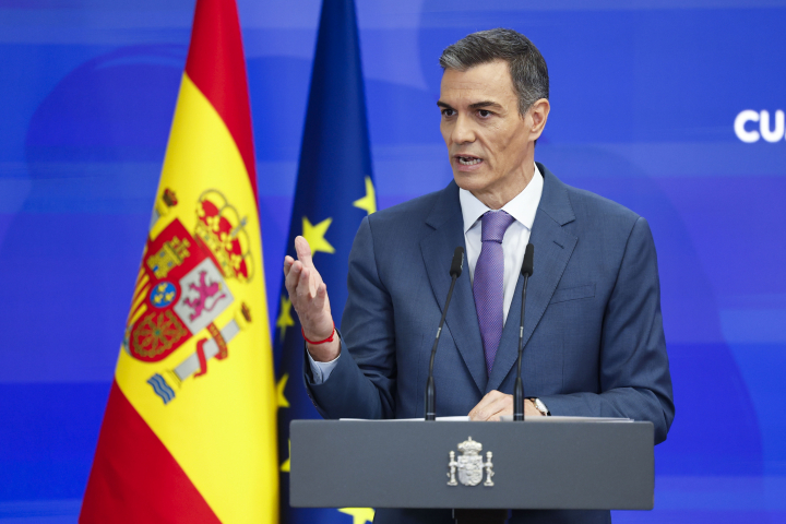 El presidente del Gobierno, Pedro Sánchez, durante la rueda de prensa ofrecida este lunes en el Palacio de la Moncloa para hacer balance de los últimos seis meses de mandato antes de las vacaciones.