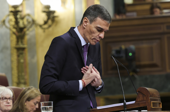 Pedro Sánchez el pasado 9 de julio en el Congreso con la pulsera.