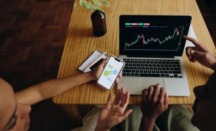 Dos personas analizan la evolución de los mercados bursátiles.