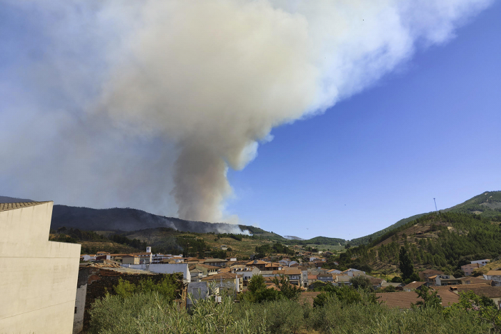 El incendioa de Caminomorisco ha quemado 2.500 hectáreas y está pendiente del viento