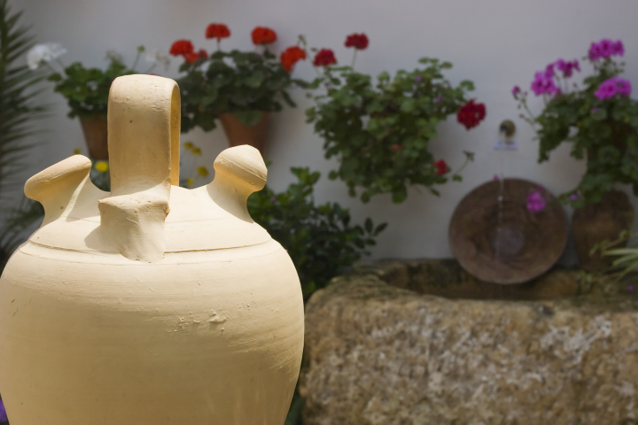Patio andaluz con un botijo.