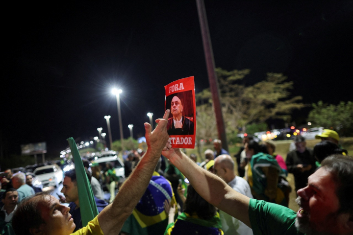 Seguidores de Jair Bolsonaro, salen a la calle tras conocerse la resolución del juez De Moraes.
