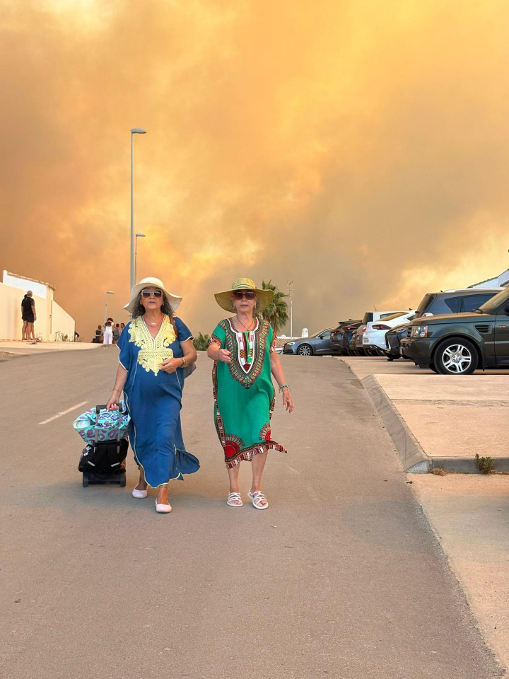 Dos mujeres evacuadas de una urbanización en la playa de Atalanterra, en Zahara de los Atunes (Cádiz).