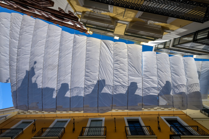 Toldo de sombra sobre la calle en el centro de Sevilla en verano.