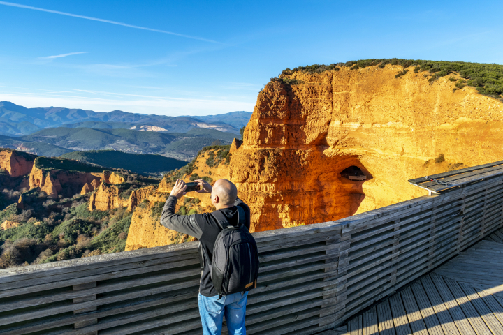 Un turista en el Mirador de Orellán de Las Médulas.