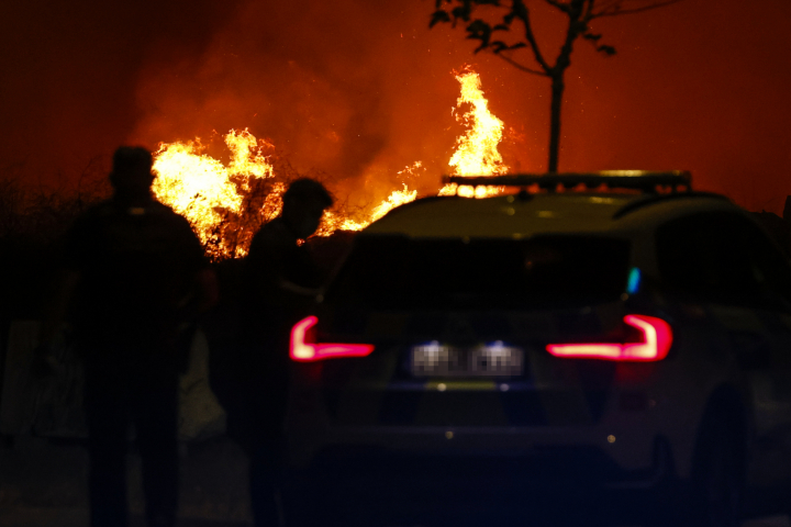 El incendio que se ha declarado en la tarde de este lunes en la localidad madrileña de Tres Cantos ha obligado a desalojar dos urbanizaciones próximas al fuego, las de Soto de Viñuelas y Fuente El Fresno, y la UME se ha incorporado a su extinción, en la que trabajan 23 dotaciones de bomberos de la Comunidad de Madrid y 11 del Ayuntamiento de la capital.
