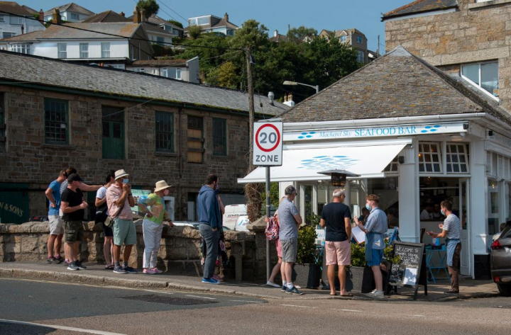 Personas haciendo cola para entrar a un restaurante