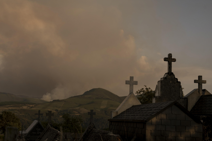 Vista de la columna de humo del incendio forestal en Chandrexa de Queixa, en Ourense.