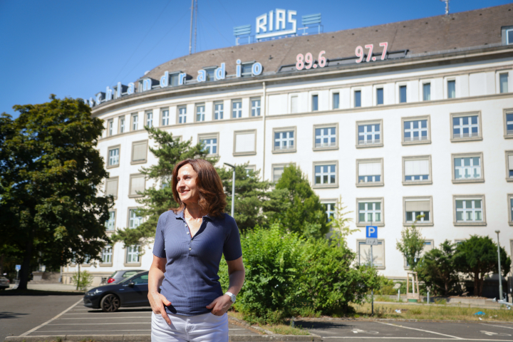 Paloma Sánchez-Garnica delante del edificio de la radio RIAS en Berlín.