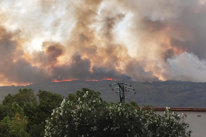 Vista del incendio que afecta a Jarilla, Villar de Plasencia, Cabezabellosa y El Torno, en la provincia de Cáceres