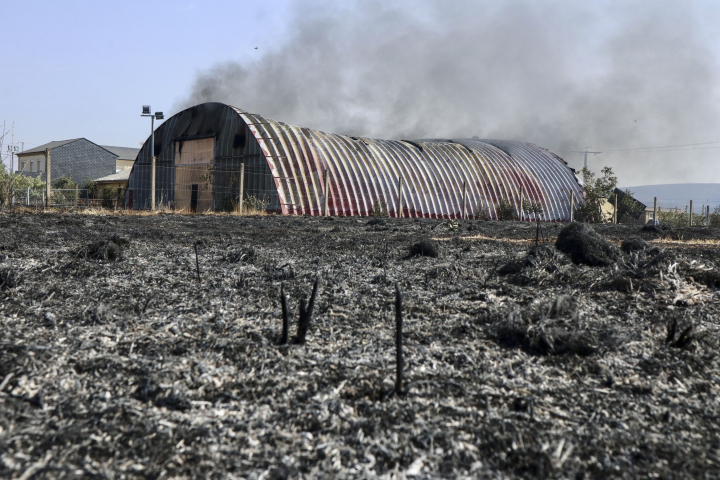 Imagen de los daños provocados por un incendio en Cubo de Benavente (Zamora), iniciado en Molezuelas de la Carballeda.