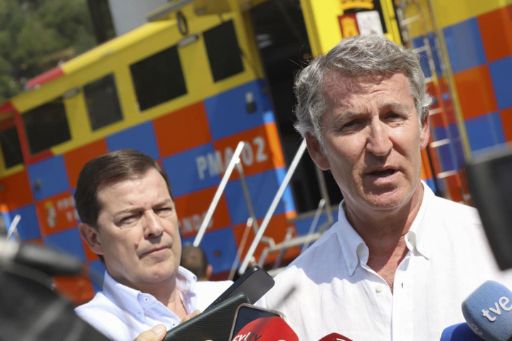 El líder del PP, Alberto Núñez Feijóo (d), visita este viernes, acompañado del presidente de la Junta de Castilla y León, Alfonso Fernández Mañueco, el puesto de mando avanzado de Palacios del Sil, en León.