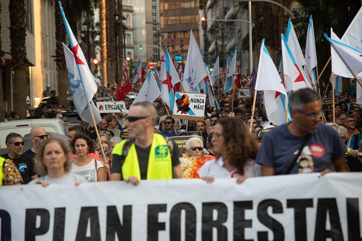 Miles personas, en la protesta de Vigo contra la gestión de la Xunta de Galicia en la oleada de incendios.