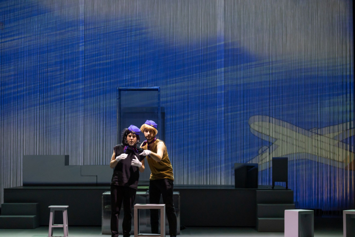 Azafatas avistando pateras en 'El dragón de oro'.