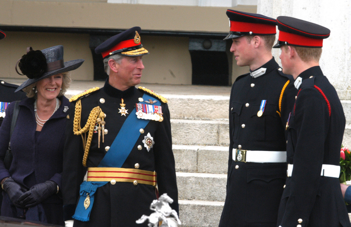 Carlos y Camilla, el príncipe Guillermo y el príncipe Harry en una ceremonia en la academia militar de Sandhurst