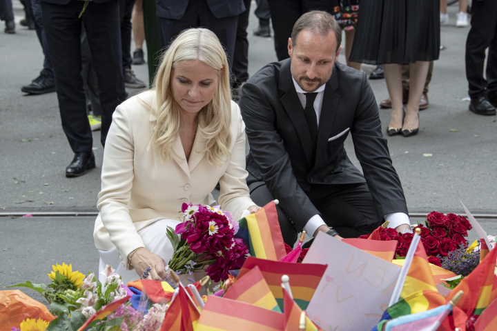 Haakon y Mette-Marit de Noruega rinden homenaje a las víctimas del atentado en el Orgullo de Oslo