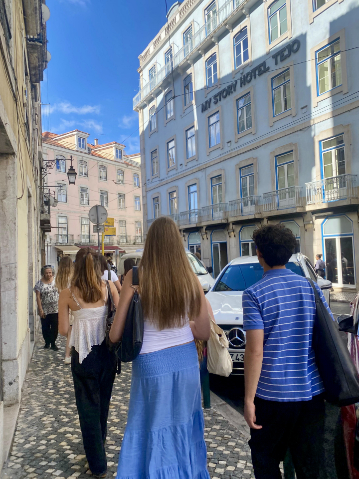 La infanta Sofía con algunos de sus compañeros paseando por Lisboa.