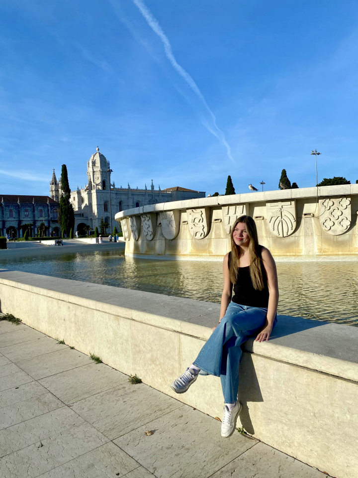 Sofía posa con el monasterio de los Jerónimos al fondo.