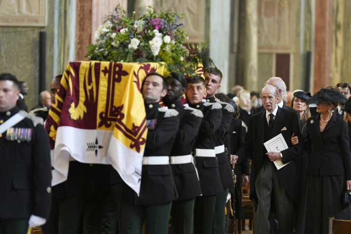 El féretro de la duquesa de Kent seguido de su viudo, el duque de Kent, y su hija Lady Helen Taylor, en su funeral