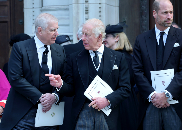 El príncipe Andrés, Carlos III y el príncipe Guillermo en el funeral de la duquesa de Kent en la catedral de Westminster