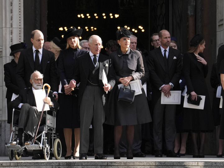 El príncipe Michael de Kent, sus hijos Lord Frederick y Lady Gabriella Windsor, su nuera, Carlos III y el príncipe Guillermo y Kate Middleton en el funeral de la duquesa de Kent