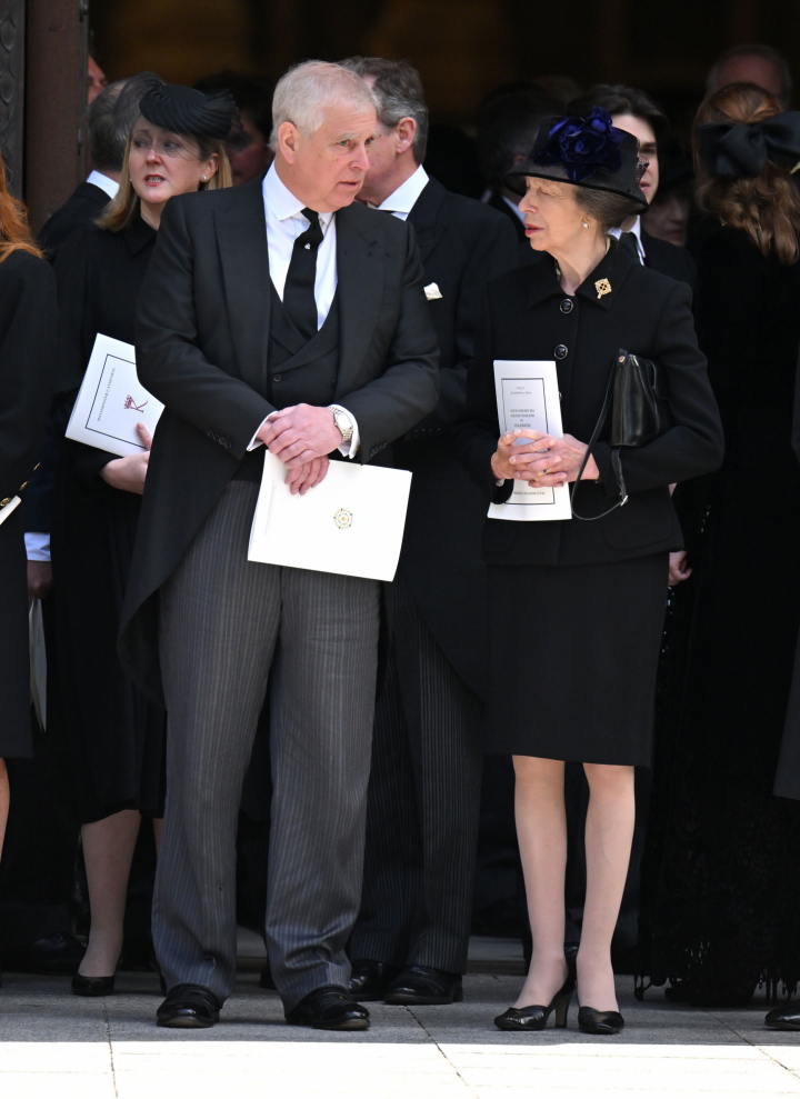 El príncipe Andrés y la princesa Ana en el funeral de la duquesa de Kent