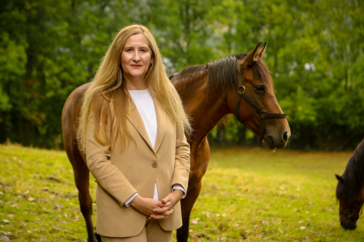 Luz Gabás, entre caballos en la presentación de su novela 'Corazón de oro'