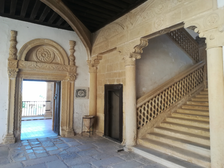 Vista del interior del palacio de Grajal con su escalera renacentista