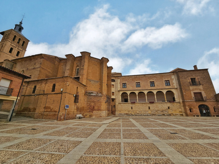 Vista del palacio de los condes de Grajal y de la Iglesia de San Miguel Arcángel de Grajal (León)