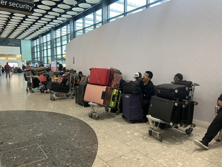 Personas esperando en el aeropuerto de Heathrow.