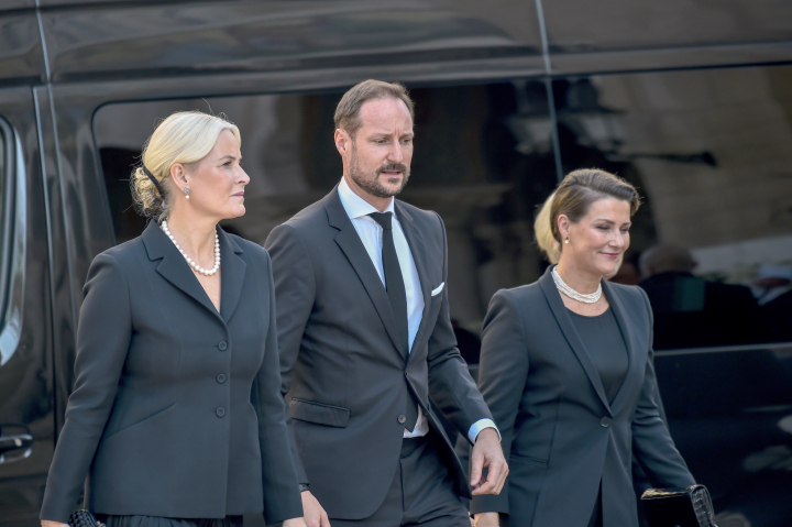 Haakon y Mette-Marit de Noruega y Marta Luisa de Noruega en el funeral de Constantino de Grecia