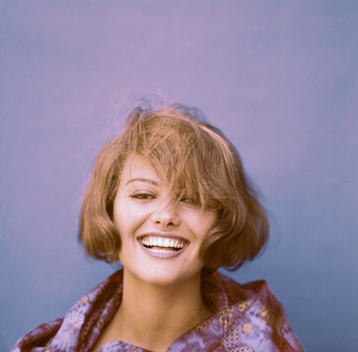 alt="alt="La actriz, Claudia Cardinale, en una imagen de 1938, sonriendo.""