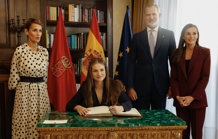 La princesa Leonor firmando en el libro de honor en el Palacio de Navarra de Pamplona junto a los reyes Felipe y Letizia y la presidenta de Navarra