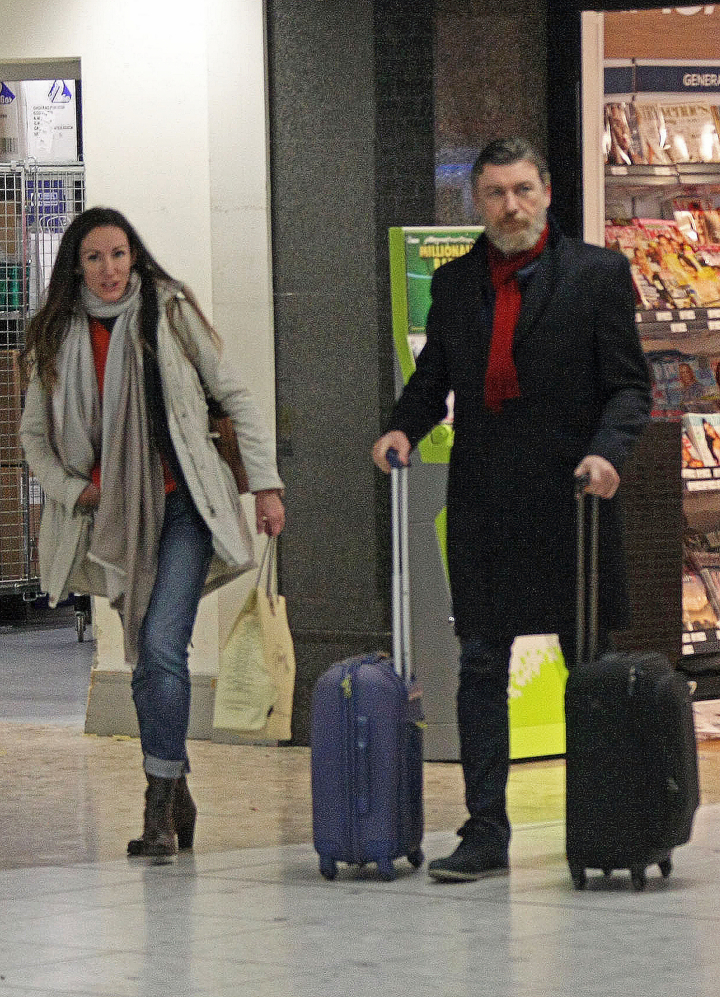 Telma Ortiz y Robert Gavin Bonnar en el aeropuerto de Dublín