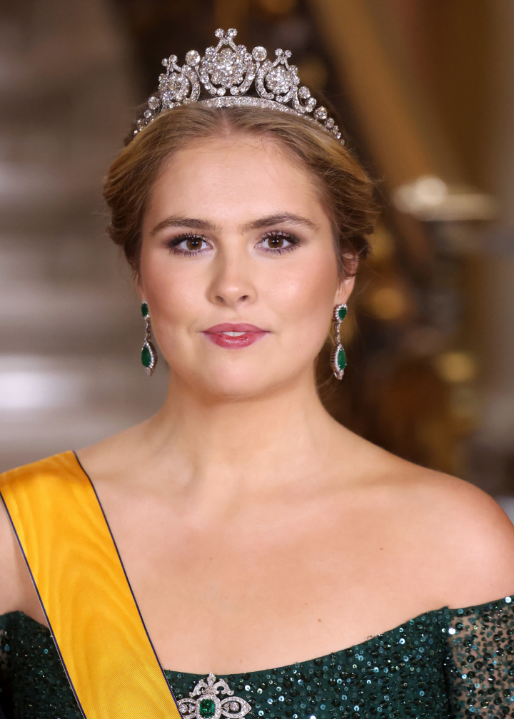 alt="alt="Amalia de Holanda con la tiara de diamantes de la reina Emma en la cena de gala por la subida al trono de Guillermo de Luxemburgo""