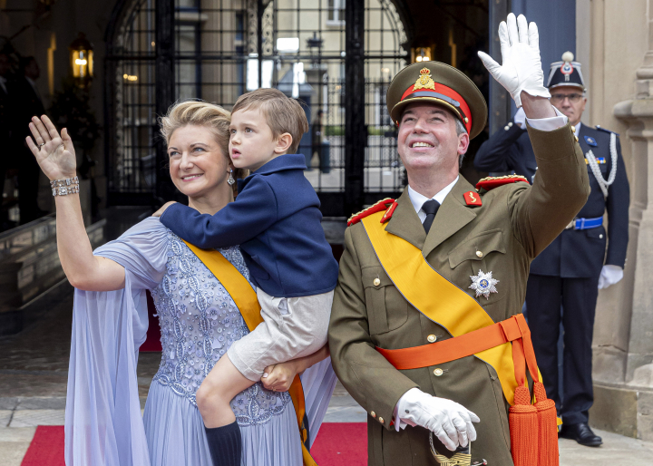 alt="alt="Charles de Luxemburgo, agarrado a su madre y junto a su padre tras la subida al trono de Guillermo de Luxemburgo como gran duque""