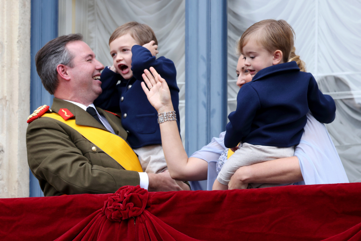 alt="alt="Charles de Luxemburgo, asustado junto a sus padres y su hermano François tras la subida al trono de Guillermo de Luxemburgo""