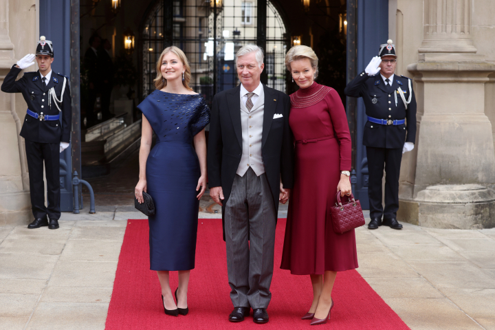alt="alt="Elisabeth de Bélgica con sus padres, Felipe y Matilde de Bélgica, en la subida al trono de Guillermo de Luxemburgo como gran duque""