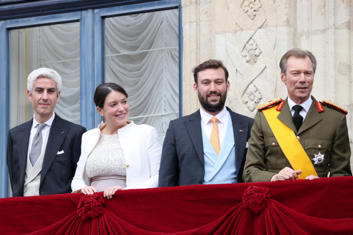 alt="alt="Enrique de Luxemburgo tras su abdicación con sus hijos Alexandra y Sebastian y su yerno Nicolas Bagory""