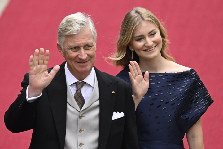 alt="alt="Felipe de Bélgica y su hija Elisabeth de Bélgica en la subida al trono de Guillermo de Luxemburgo""
