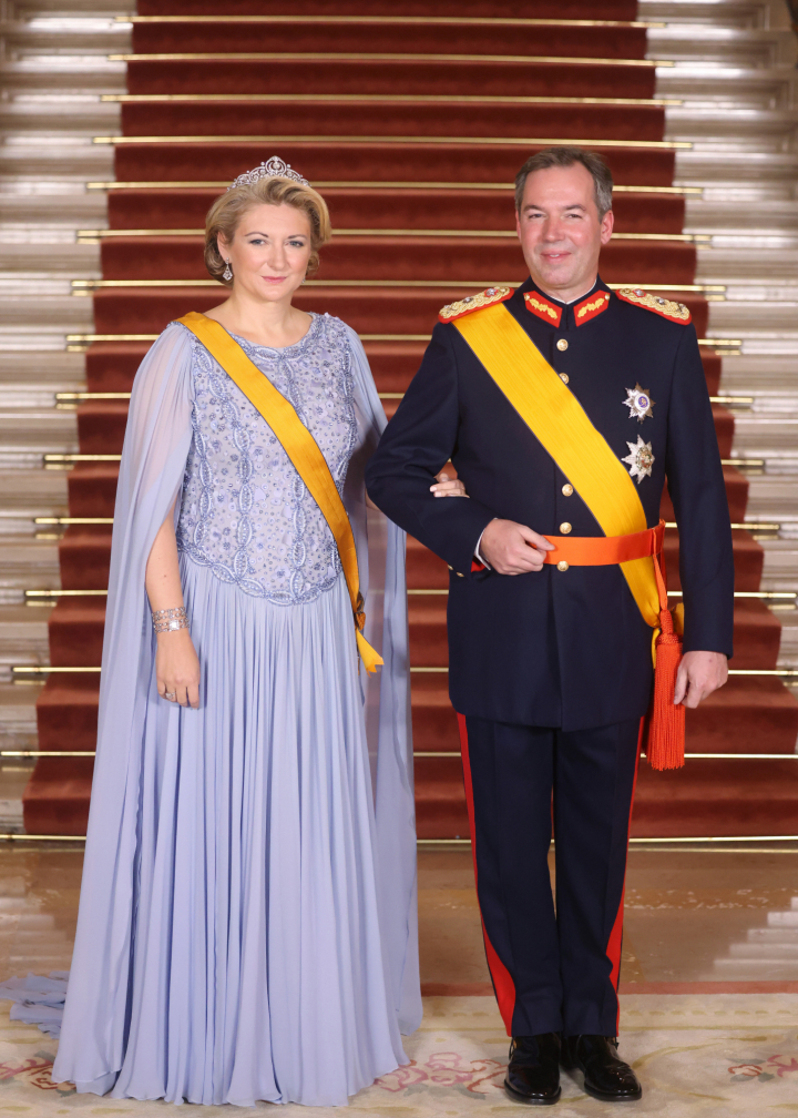 alt="alt="Guillermo y Stéphanie de Luxemburgo en la cena de gala por su subida al trono como grandes duques""