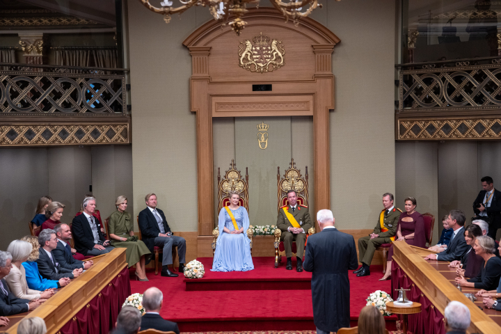 alt="alt="Guillermo y Stéphanie de Luxemburgo en la ceremonia de jura de Guillermo de Luxemburgo como gran duque en presencia de su familia""