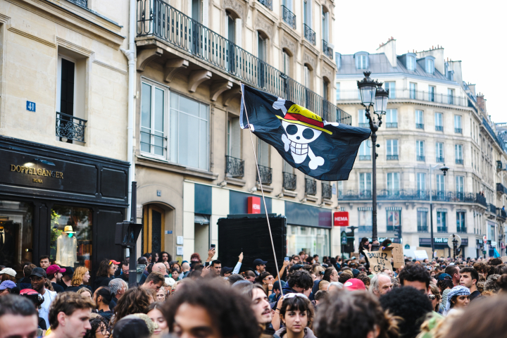 Bandera de One Piece en mitad de una manifestación.